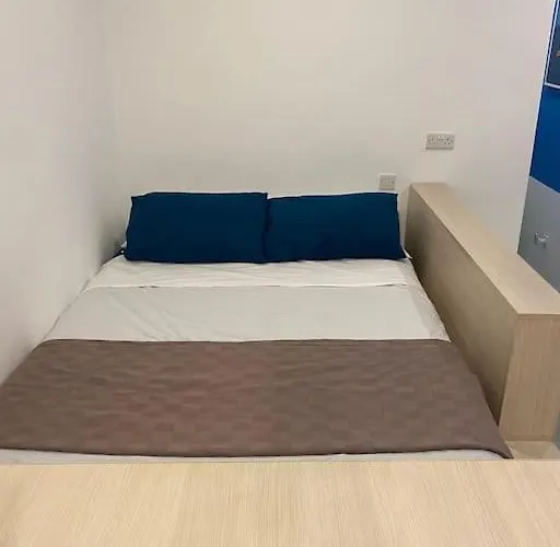 Nina, A Centrally Located Summery *