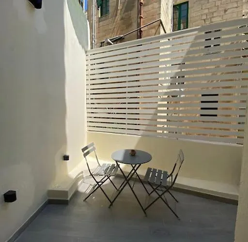 Nina, A Centrally Located Summery 아파트 그지라